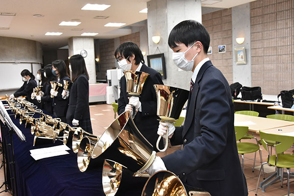 15人程度で1チームをつくって演奏している様子の写真です。