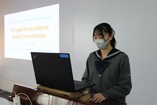 プレゼンテーションをオールイングリッシュで行う生徒も登壇。各教室の生徒たちからもZoomの画面越しに大きな拍手が送られました。