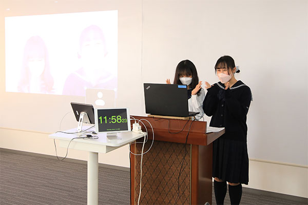 司会を担当した生徒たち。「司会者2人のコメント力の高さも素晴らしかった」と、宍戸校長先生もそのポテンシャルの高さを絶賛していました。