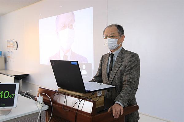 来賓として招かれた成城大学副学長の上野英二先生。「“知る”と“わかる”は違います」と、探究の奥深さを教えてくれました。