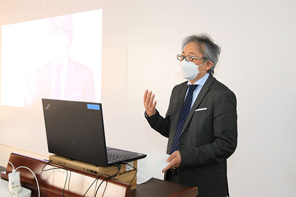 最後に登壇し感想を述べる宍戸校長先生。「自分たちの発想を、これからも進化させていってください」と、学び続ける者たちへエールを送りました。