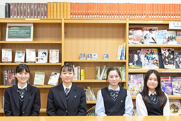 木の温かみを感じる落ち着いた雰囲気の図書室。好きなことをとことん深掘りできそうです。