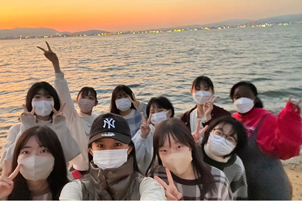 1日目に宿泊したホテルはすぐ前が海だったので、早起きして日の出を見て、浜辺を散歩しました。