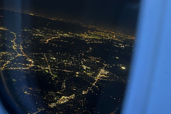 帰りの飛行機の中、旅の終わりが近づく東京上空から撮った1枚。学びの多かった修学旅行を振り返った瞬間です。