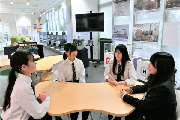 話題は部活動や勉強をはじめ、カナダへの海外教育旅行で実施される約1週間のホームステイなど、先輩・後輩の間で大いに盛り上がりました。