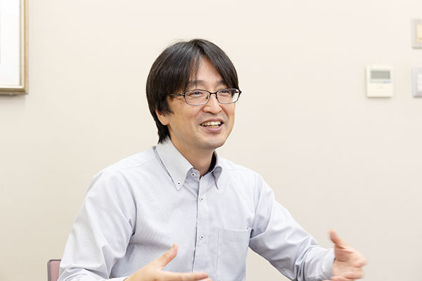 お話を伺った総合科主任の安積源也先生。ミッションスクールとしての同校の学びをつくりあげている先生の一人でもあります。