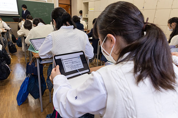 各自がタブレット端末を手元に置いて授業に参加。先生方が事前に作成したデジタル資料の閲覧や、毎回の授業に関連したプリントを確認しながら授業を受けることができます。