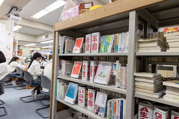 各教科の先生方によって選ばれた推薦図書は、図書室機能をもった情報センターに。「課題が終わってもさらに読み深めていく生徒も少なくありません」(安積先生)。