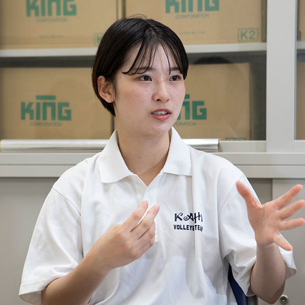 若林晴さん（女子バレーボール部部長）