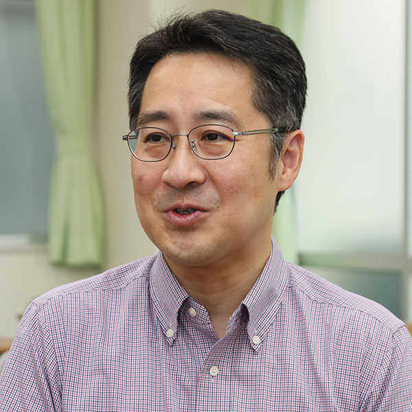 教科指導部長の糸山鉄兵先生の写真です。