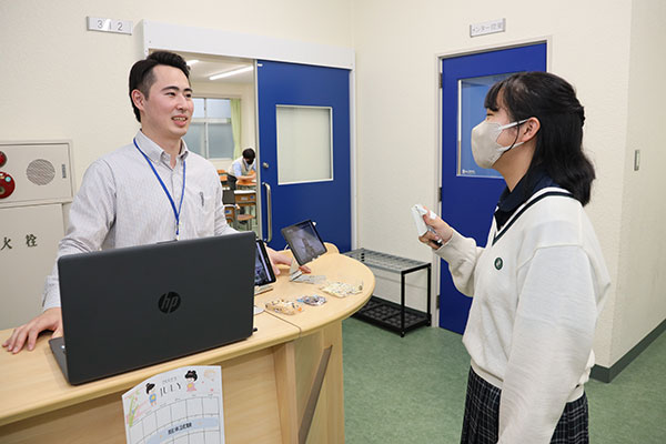 Оさんと内藤さんが話している様子の写真です。