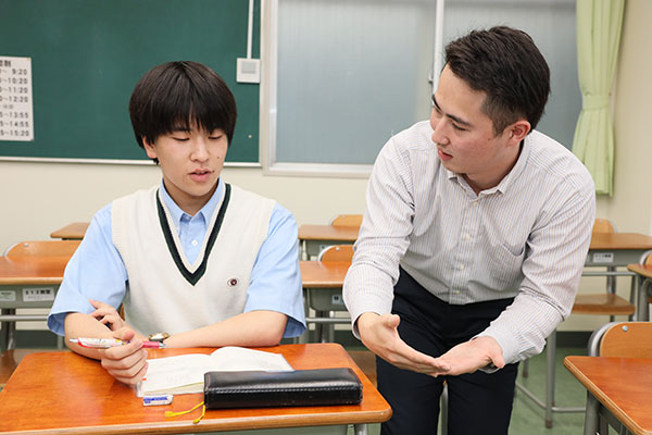 Tさんと内藤さんが話している様子の写真です。