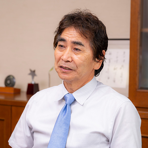 榎並校長は佼成学園中学校・高等学校のご出身。大学時代は日本体育大学でソフトテニス選手としても活躍。大学卒業後は体育教員として佼成学園に勤務する傍ら、日本体育大学ソフトテニス部コーチとしても活躍。一貫して佼成学園の教育に携わってきました。