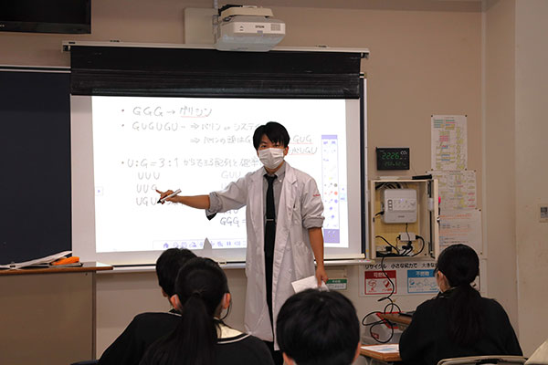 田上先生が担当する高1の『生物基礎』の様子の写真