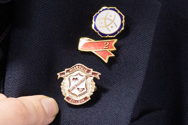 現地で交換し合ったローズビルカレッジの校章。