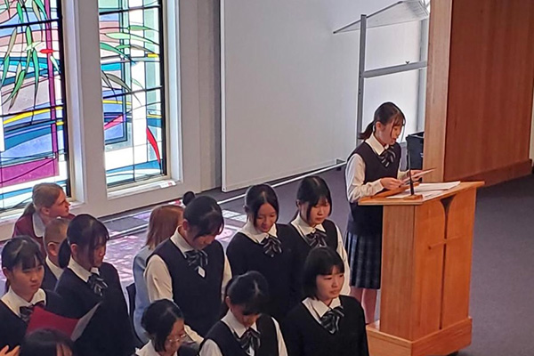 Sさんは、ローズビルカレッジに到着後すぐに「たくさんの人と交流したい」と英語でスピーチを行いました。