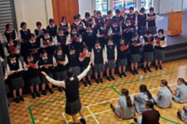 姉妹校で合唱を披露するために、音楽科の先生の協力を得ながら事前に一生懸命練習しました。