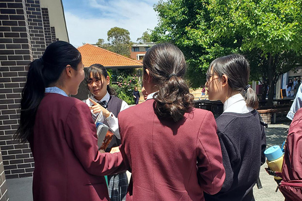 お互いの校章をプレゼントし合いました。