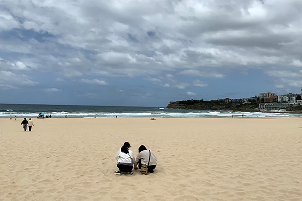 ボンダイビーチは美しい砂浜でした。