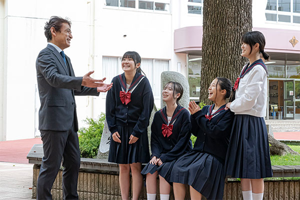 黛校長の話に満面の笑顔で応える生徒たち。