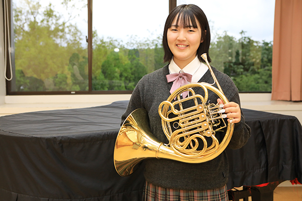 吹奏楽部 Kさん（高3）私はホルン担当です。楽器初心者でも、夏のコンクールに出場できるくらいに成長できます！