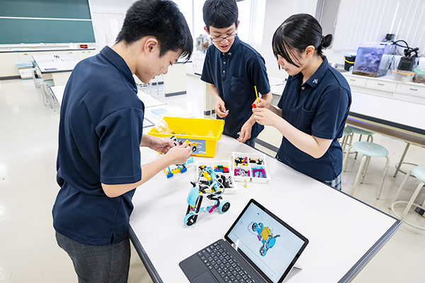 『K-チャレンジ』で取り組んでいる『レゴ®エデュケーション』では、プログラミングにも取り組みます。