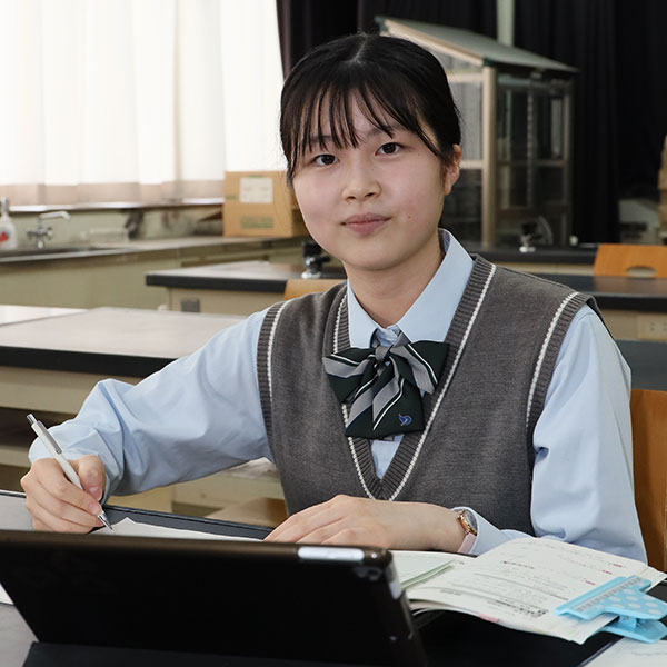 勉強部の部長を務める高2のN.H.さん。