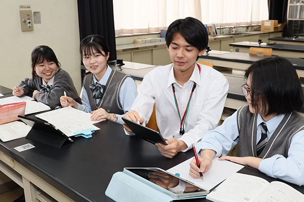 勉強部のメンバーと学習メンターの高坂さん。この日は前日に終わったばかりの中間テストの結果分析も行われました。