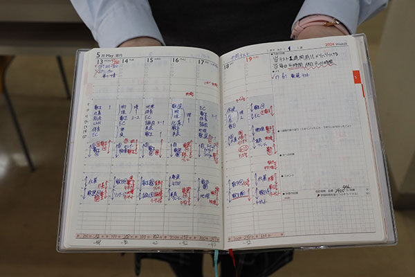勉強部では自主的に手帳を使用して学習習慣の確立をめざしている部員もいます。