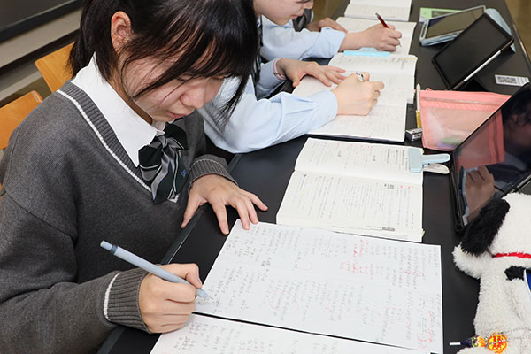 自習室でそれぞれの課題に取り組む勉強部のメンバー。