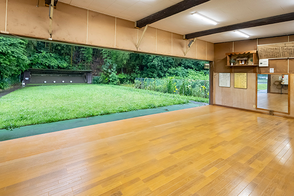 竹林に囲まれた弓道場