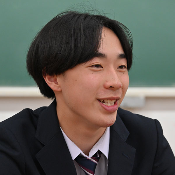 高3のRさん。高3の夏にバドミントン部を引退しましたが、将来は実業団チームでバドミントンを続けたいと考えています。