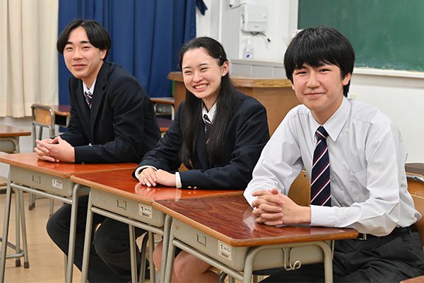 左から、司会を務めたRさん（高3）、Мさん（高2）、Hさん（高1）。