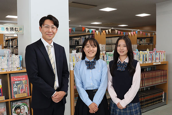 左に重住先生、真ん中に西村さん、右に髙橋さんが写っている写真です