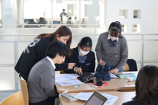 DS協会から派遣された講師陣による『データサイエンス講座』（高2必修）の様子の写真です