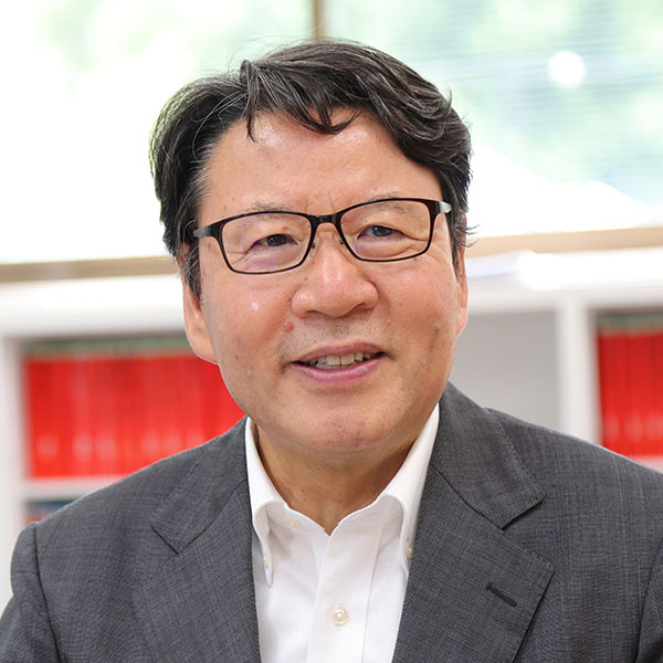 教育支援センター長の片倉敦先生の写真です