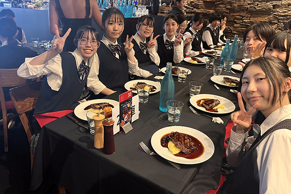 ディナーで食べたアンガス牛のステーキ。赤身肉が多い品種にも関わらず柔らかい肉質が特徴で、みんなでおいしくいただきました。