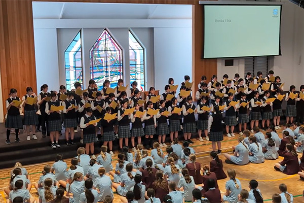 東日本大震災の時の復興支援ソング『花は咲く』を合唱。練習のかいがあって、みんな歌詞カードを見ずに英語で歌うことができました。