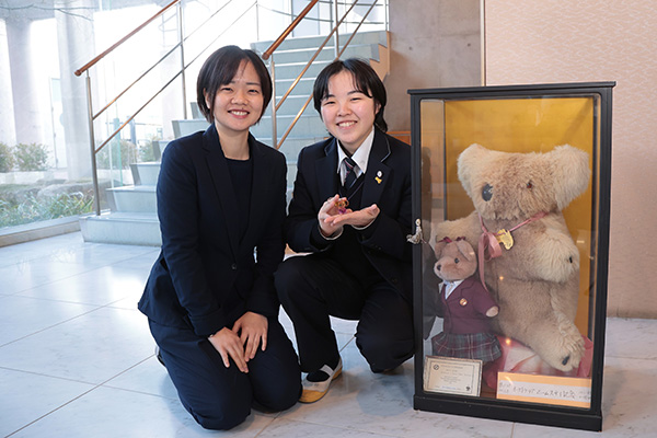 ローズビルヒルの“制服を着たクマ”が一人ひとりに贈られました。大きなクマは何年も前にいただいたもの。学校の玄関に飾られています。