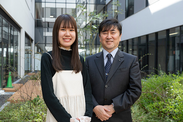 小幡さん（左）と大橋先生。大学合格後の久しぶりの再会でしたが、恩師と生徒の思い出は尽きませんでした。
