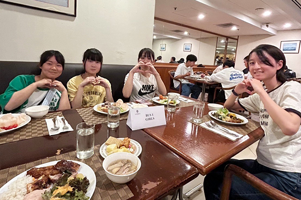 シンガポールの食文化は、その多様性と独自性に特色があります。チキンライスやラクサから、チリクラブやカヤトーストまで、各料理がシンガポールの多民族的な背景を反映しています。