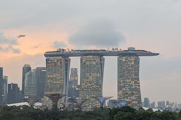 マリーナベイ・サンズ（Marina Bay Sands）は、シンガポールのマリーナ・ベイに面した統合型リゾート（IR）。夕陽に映える高層ビル群の美しさに感動します。