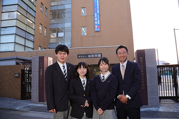 『調和』をテーマに探究に取り組んだ3人にとって、実りある修学旅行になったようです（高３学年主任の清水先生とともに）