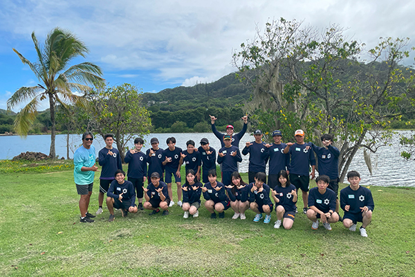 ハワイへの修学旅行は約20名が参加。自然との共存が不可欠な島の生活では、人々が昔から様々な知恵を活かしながら生活しています。写真は、現地の高校生と一緒に古代からある養魚場を訪れている場面です。 