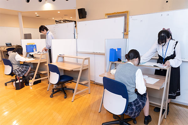 自習スペースとは別のところで個別指導を受ける生徒もいます。