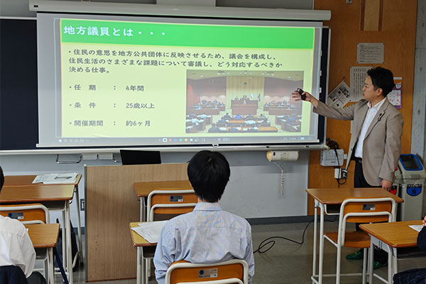 高1で実施する『職業を聴く会』の様子。写真は「地方議員」の仕事にフォーカスしたもの。世の中にあるさまざまな職業を知ることから大学受験へとアプローチをしていきます。