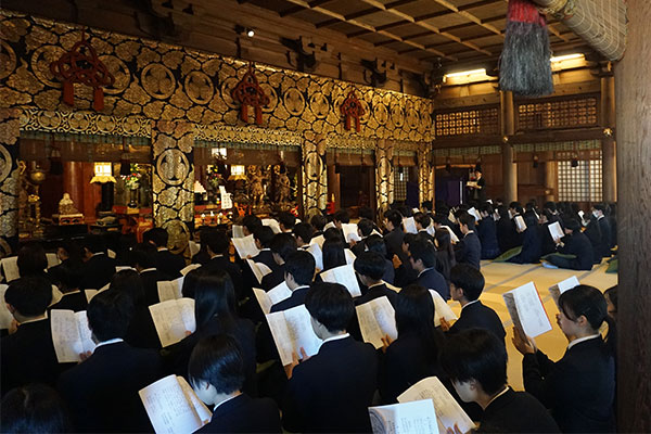 伝統の『寛永寺研修』の様子。今から約300年以上前、上野・不忍池のほとりに設立された「勧学講院」という寺子屋が、駒込学園のルーツと関係しています。