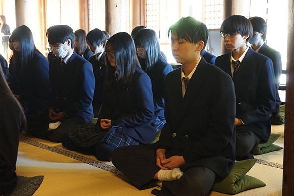 坐禅を通して自分と向き合うことも、大学受験に向かう過程で求められる重要な要素です。
