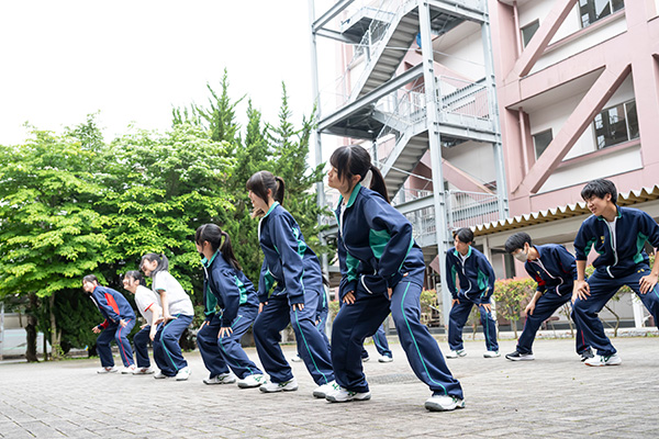 いつもは第6ゼミ室で練習していますが、この日は中庭で踊ってみました。