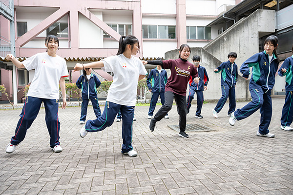 ダンスを通して、チームワークの大切さにも気づけます。